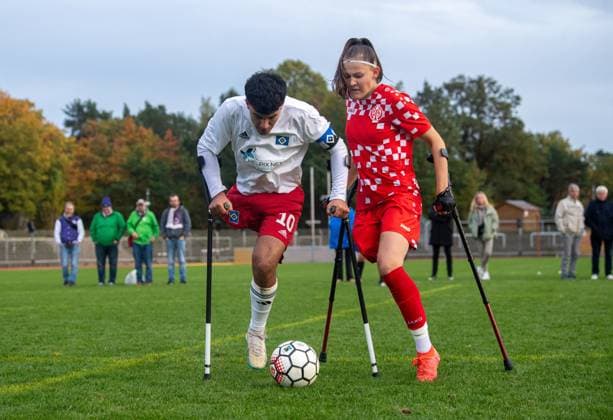 Fussball, Saison 2024 2025, Amputierten-Bundesliga (Finalspieltag), Hamburger SV - Mainz 05 (Finale), v. l. Majed Sajid (HSV), Nicola Roos (Mainz 05), 12.10.2024,