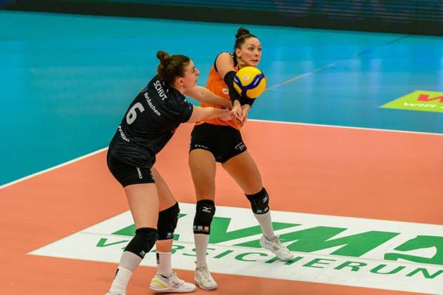 RECORD DATE NOT STATED Kacey Jost (Trikot Nr.17, Ladies in Black Aachen), Susan Schut (Trikot Nr.6; 1. Volleyball Bundesliga Frauen, USC Muenster vs. Ladies in Black Aachen, Münster am 12.10.2024 Copyright: xBEAUTIFULxSPORTS PeterxWeberx
