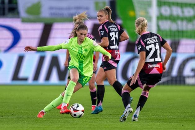 12.10.2024, Fussball: Google Pixel Frauen-Bundesliga, Saison 2024 2025, 06. Spieltag, VfL Wolfsburg - FC Bayern München in der Volkswagen Arena. Wolfsburgs Jule Brand läuft mit dem Ball am Fuß. Wichtiger Hinweis: Gemaess den Vorgaben der DFL Deutsche Fussball Liga bzw. des DFB Deutscher Fussball-Bund ist es untersagt, in dem Stadion und oder vom Spiel angefertigte Fotoaufnahmen in Form von Sequenzbildern und oder videoaehnlichen Fotostrecken zu verwerten bzw. verwerten zu lassen. Foto: Kirchner-Media DI Copyright: xDavidxInderliedx