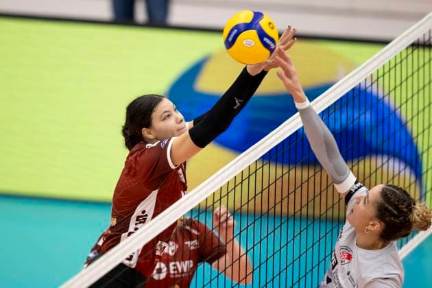 1. Volleyball Bundesliga Frauen: Schwarz-Weiss Erfurt vs. SC Potsdam; Erfurt; 12.10.2024 Sabrina Michelle Starks ( 11; SC Potsdam) gegen Alina Zellin ( 1; Schwarz-Weiss Erfurt) 1. Volleyball Bundesliga Frauen: Schwarz-Weiss Erfurt vs. SC Potsdam; Riethsporthalle Erfurt; 12.10.2024 Copyright: xBEAUTIFULxSPORTS Duehringx