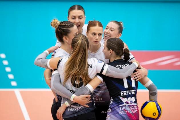 1. Volleyball Bundesliga Frauen: Schwarz-Weiss Erfurt vs. SC Potsdam; Erfurt; 12.10.2024 Lara Alyssa Darowski ( 13; Schwarz-Weiss Erfurt) (Bildmitte) und Mannschaft 1. Volleyball Bundesliga Frauen: Schwarz-Weiss Erfurt vs. SC Potsdam; Riethsporthalle Erfurt; 12.10.2024 Copyright: xBEAUTIFULxSPORTS Duehringx