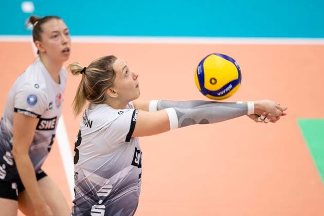 1. Volleyball Bundesliga Frauen: Schwarz-Weiss Erfurt vs. SC Potsdam; Erfurt; 12.10.2024 Kaylee Oscarson ( 18; Schwarz-Weiss Erfurt) und Isabella Noble ( 5; Schwarz-Weiss Erfurt) (dahinter) 1. Volleyball Bundesliga Frauen: Schwarz-Weiss Erfurt vs. SC Potsdam; Riethsporthalle Erfurt; 12.10.2024 Copyright: xBEAUTIFULxSPORTS Duehringx