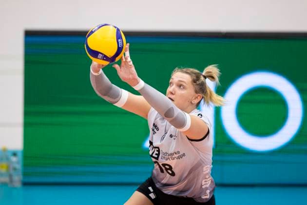 1. Volleyball Bundesliga Frauen: Schwarz-Weiss Erfurt vs. SC Potsdam; Erfurt; 12.10.2024 Kaylee Oscarson ( 18; Schwarz-Weiss Erfurt) 1. Volleyball Bundesliga Frauen: Schwarz-Weiss Erfurt vs. SC Potsdam; Riethsporthalle Erfurt; 12.10.2024 Copyright: xBEAUTIFULxSPORTS Duehringx