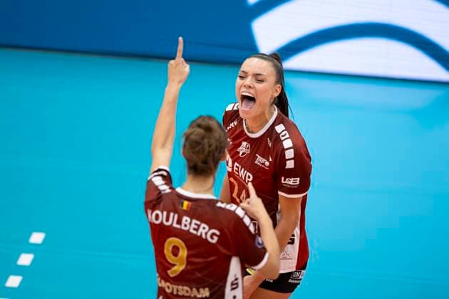 1. Volleyball Bundesliga Frauen: Schwarz-Weiss Erfurt vs. SC Potsdam; Erfurt; 12.10.2024 Jubel, Jade Cholet ( 24; SC Potsdam) und Anna Koulberg ( 9; SC Potsdam) 1. Volleyball Bundesliga Frauen: Schwarz-Weiss Erfurt vs. SC Potsdam; Riethsporthalle Erfurt; 12.10.2024 Copyright: xBEAUTIFULxSPORTS Duehringx
