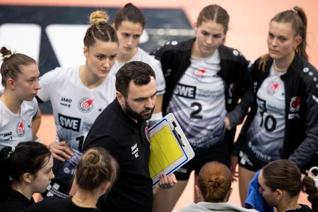 1. Volleyball Bundesliga Frauen: Schwarz-Weiss Erfurt vs. SC Potsdam; Erfurt; 12.10.2024 Mateusz Zarczynski (Trainer; Schwarz-Weiss Erfurt) und Mannschaft 1. Volleyball Bundesliga Frauen: Schwarz-Weiss Erfurt vs. SC Potsdam; Riethsporthalle Erfurt; 12.10.2024 Copyright: xBEAUTIFULxSPORTS Duehringx