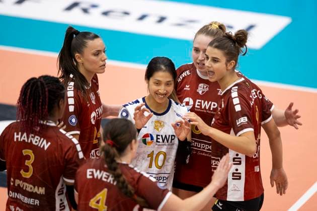 1. Volleyball Bundesliga Frauen: Schwarz-Weiss Erfurt vs. SC Potsdam; Erfurt; 12.10.2024 Yurika Bamba ( 10; SC Potsdam) (Bildmitte) und Mannschaft 1. Volleyball Bundesliga Frauen: Schwarz-Weiss Erfurt vs. SC Potsdam; Riethsporthalle Erfurt; 12.10.2024 Copyright: xBEAUTIFULxSPORTS Duehringx