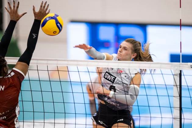 1. Volleyball Bundesliga Frauen: Schwarz-Weiss Erfurt vs. SC Potsdam; Erfurt; 12.10.2024 Kira Thomsen ( 6; Schwarz-Weiss Erfurt) gegen Danielle Harbin ( 3; SC Potsdam) 1. Volleyball Bundesliga Frauen: Schwarz-Weiss Erfurt vs. SC Potsdam; Riethsporthalle Erfurt; 12.10.2024 Copyright: xBEAUTIFULxSPORTS Duehringx