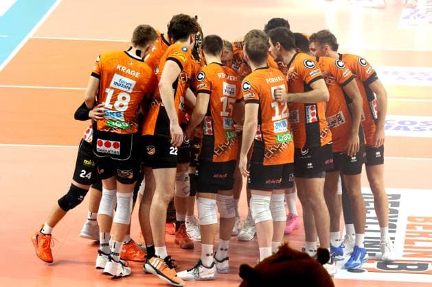DEU, DVV, 1.VBL, BR Volleys vs. Friedrichshafen, 12.10.2024, Max-Schmeling-Halle, Berlin, DEU, DVV, 1.VBL, BR Volleys vs. Friedrichshafen, im Bild BR Volleys-Spielerkreis Foto: Juergen Engler nordphoto GmbH