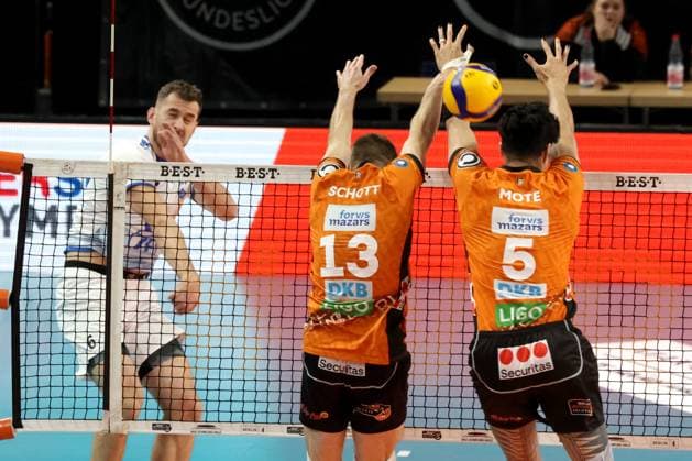 DEU, DVV, 1.VBL, BR Volleys vs. Friedrichshafen, 12.10.2024, Max-Schmeling-Halle, Berlin, DEU, DVV, 1.VBL, BR Volleys vs. Friedrichshafen, im Bild Ruben Schott (BR Volleys 13), Neheimjah Mote (BR Volleys 5), Michal Superlak (Friedrichshafen 6) Foto: Juergen Engler nordphoto GmbH