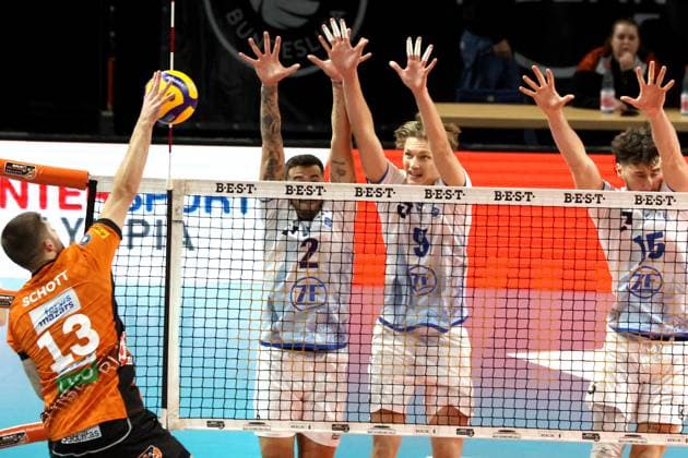 DEU, DVV, 1.VBL, BR Volleys vs. Friedrichshafen, 12.10.2024, Max-Schmeling-Halle, Berlin, DEU, DVV, 1.VBL, BR Volleys vs. Friedrichshafen, im Bild Ruben Schott (BR Volleys 13), Markos Galiotos (Friedrichshafen 2), Severi Savonsalmi (Friedrichshafen 9), Foto: Juergen Engler nordphoto GmbH