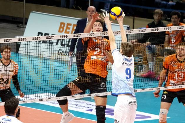 DEU, DVV, 1.VBL, BR Volleys vs. Friedrichshafen, 12.10.2024, Max-Schmeling-Halle, Berlin, DEU, DVV, 1.VBL, BR Volleys vs. Friedrichshafen, im Bild Tobias Krick (BR Volleys 21), Severi Savonsalmi (Friedrichshafen 9) Foto: Juergen Engler nordphoto GmbH