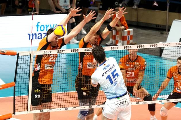 DEU, DVV, 1.VBL, BR Volleys vs. Friedrichshafen, 12.10.2024, Max-Schmeling-Halle, Berlin, DEU, DVV, 1.VBL, BR Volleys vs. Friedrichshafen, im Bild Jake Hanes (BR Volleys 22), Neheimjah Mote (BR Volleys 5), Tobias Krick (BR Volleys 21), Jackson Young (Friedrichshafen 15) Foto: Juergen Engler nordphoto GmbH