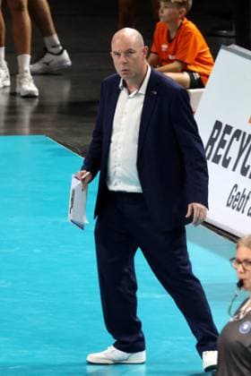 DEU, DVV, 1.VBL, BR Volleys vs. Friedrichshafen, 12.10.2024, Max-Schmeling-Halle, Berlin, DEU, DVV, 1.VBL, BR Volleys vs. Friedrichshafen, im Bild Trainer Joel Banks (BR Volleys) Foto: Juergen Engler nordphoto GmbH