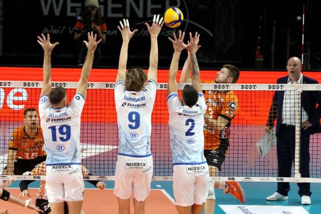 DEU, DVV, 1.VBL, BR Volleys vs. Friedrichshafen, 12.10.2024, Max-Schmeling-Halle, Berlin, DEU, DVV, 1.VBL, BR Volleys vs. Friedrichshafen, im Bild Ruben Schott (BR Volleys 13), Ivan Zeljkovic (Friedrichshafen 19), Severi Savonsalmi (Friedrichshafen 9), Markos Galiotos (Friedrichshafen 2) Foto: Juergen Engler nordphoto GmbH