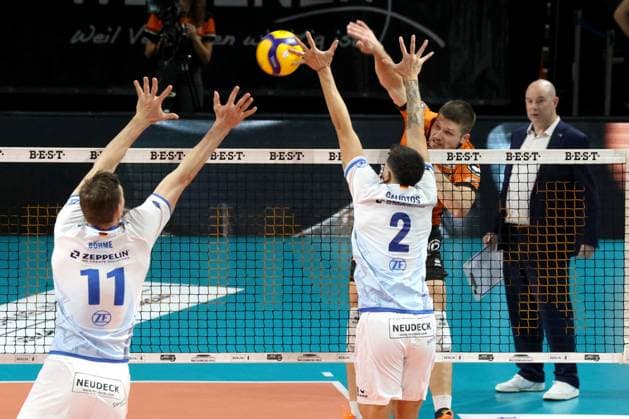 DEU, DVV, 1.VBL, BR Volleys vs. Friedrichshafen, 12.10.2024, Max-Schmeling-Halle, Berlin, DEU, DVV, 1.VBL, BR Volleys vs. Friedrichshafen, im Bild Ruben Schott (BR Volleys 13), Trainer Joel Banks (BR Volleys), Markos Galiotos (Friedrichshafen 2), Marcus Boehme (Friedrichshafen 11) Foto: Juergen Engler nordphoto GmbH