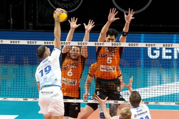 DEU, DVV, 1.VBL, BR Volleys vs. Friedrichshafen, 12.10.2024, Max-Schmeling-Halle, Berlin, DEU, DVV, 1.VBL, BR Volleys vs. Friedrichshafen, im Bild Johannes Tille (BR Volleys 6), Neheimjah Mote (BR Volleys 5), Ivan Zeljkovic (Friedrichshafen 19) Foto: Juergen Engler nordphoto GmbH