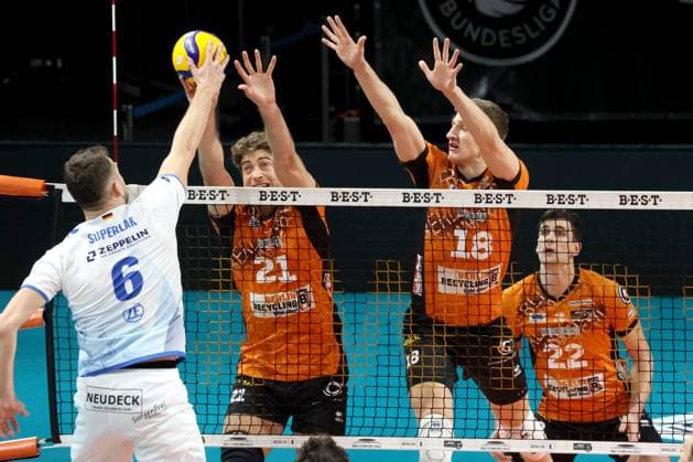 DEU, DVV, 1.VBL, BR Volleys vs. Friedrichshafen, 12.10.2024, Max-Schmeling-Halle, Berlin, DEU, DVV, 1.VBL, BR Volleys vs. Friedrichshafen, im Bild Tobias Krick (BR Volleys 21), Florian Krage (BR Volleys 18), Jake Hanes (BR Volleys 22), Michal Superlak (Friedrichshafen 6) Foto: Juergen Engler nordphoto GmbH