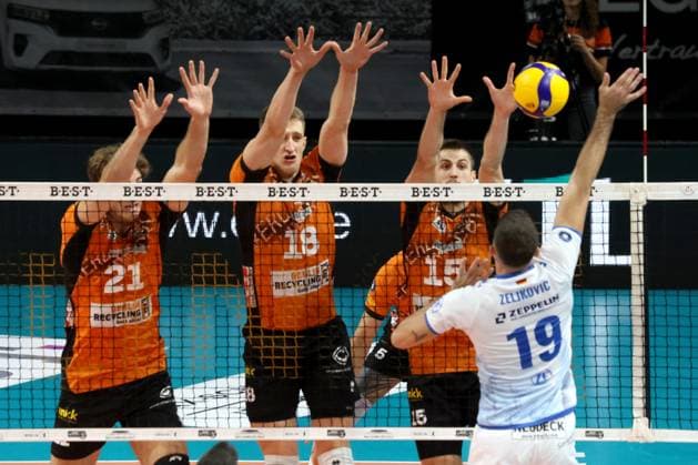 DEU, DVV, 1.VBL, BR Volleys vs. Friedrichshafen, 12.10.2024, Max-Schmeling-Halle, Berlin, DEU, DVV, 1.VBL, BR Volleys vs. Friedrichshafen, im Bild Tobias Krick (BR Volleys 21), Florian Krage (BR Volleys 18), Moritz Reichert (BR Volleys 15), Ivan Zeljkovic (Friedrichshafen 19) Foto: Juergen Engler nordphoto GmbH
