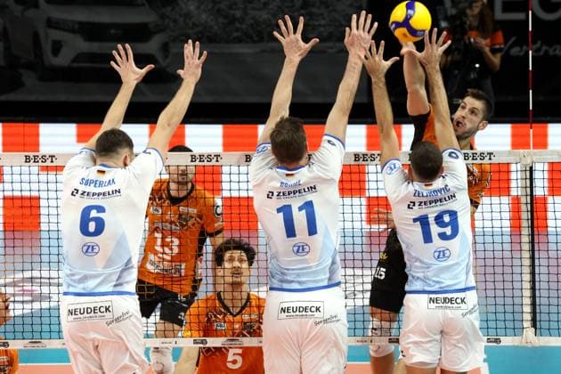 DEU, DVV, 1.VBL, BR Volleys vs. Friedrichshafen, 12.10.2024, Max-Schmeling-Halle, Berlin, DEU, DVV, 1.VBL, BR Volleys vs. Friedrichshafen, im Bild Moritz Reichert (BR Volleys 15), Neheimjah Mote (BR Volleys 5), Michal Superlak (Friedrichshafen 6), Marcus Boehme (Friedrichshafen 11), Ivan Zeljkovic (Friedrichshafen 19) Foto: Juergen Engler nordphoto GmbH