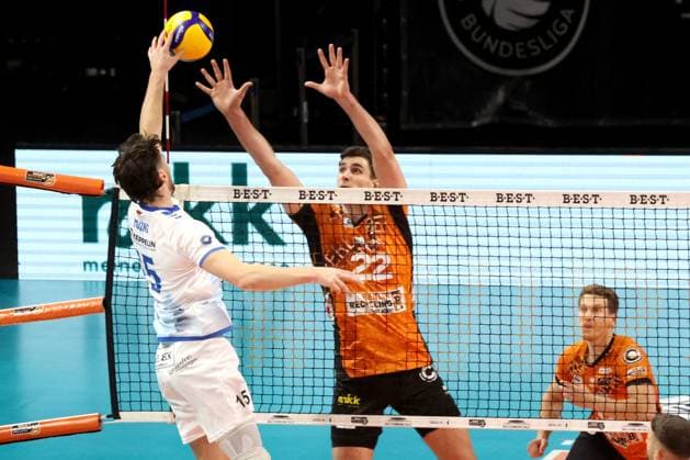 DEU, DVV, 1.VBL, BR Volleys vs. Friedrichshafen, 12.10.2024, Max-Schmeling-Halle, Berlin, DEU, DVV, 1.VBL, BR Volleys vs. Friedrichshafen, im Bild Jake Hanes (BR Volleys 22), Jackson Young (Friedrichshafen 15) Foto: Juergen Engler nordphoto GmbH