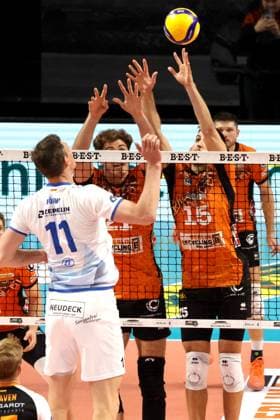 DEU, DVV, 1.VBL, BR Volleys vs. Friedrichshafen, 12.10.2024, Max-Schmeling-Halle, Berlin, DEU, DVV, 1.VBL, BR Volleys vs. Friedrichshafen, im Bild Tobias Krick (BR Volleys 21), Moritz Reichert (BR Volleys 15), Jake Hanes (BR Volleys 22), Johannes Tille (BR Volleys 6), Marcus Boehme (Friedrichshafen 11) Foto: Juergen Engler nordphoto GmbH