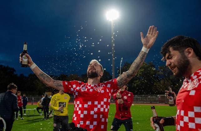 Fussball, Saison 2024 2025, Amputierten-Bundesliga (Finalspieltag), Hamburger SV - Mainz 05 (Finale), Stephan Schmidt Jr. (Mainz 05), Jubel nach Abpfiff, 12.10.2024,