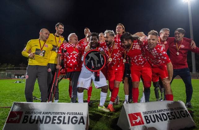 Fussball, Saison 2024 2025, Amputierten-Bundesliga (Finalspieltag), Hamburger SV - Mainz 05 (Finale), Mainzer Jubel mit der Meisterschale, 12.10.2024,