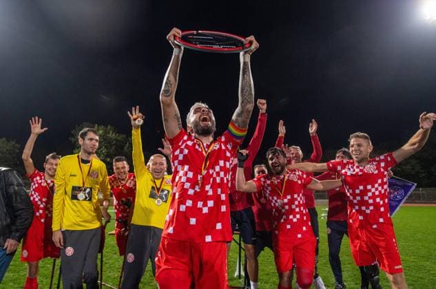 Bilder des Jahres 2024, Sport 10 Oktober Sport Bilder des Tages Fussball, Saison 2024 2025, Amputierten-Bundesliga (Finalspieltag), Hamburger SV - Mainz 05 (Finale), Mainzer Jubel, Stephan Schmidt Jr. (Mainz 05) mit der Meisterschale, 12.10.2024, *** Football, 2024 2025 season, Amputee Bundesliga final match day, Hamburger SV Mainz 05 final, Mainz cheers, Stephan Schmidt Jr Mainz 05 with the championship trophy, 12 10 2024, Copyright: xSebastianxRäppold MatthiasxKochx