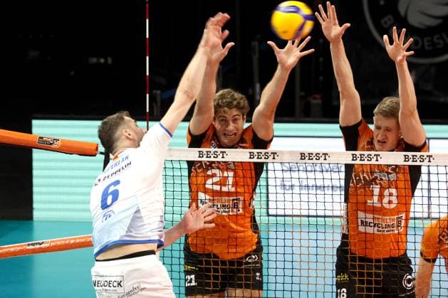 DEU, DVV, 1.VBL, BR Volleys vs. Friedrichshafen, 12.10.2024, Max-Schmeling-Halle, Berlin, DEU, DVV, 1.VBL, BR Volleys vs. Friedrichshafen, im Bild Tobias Krick (BR Volleys 21), Florian Krage (BR Volleys 18), Michal Superlak (Friedrichshafen 6) Foto: Juergen Engler nordphoto GmbH