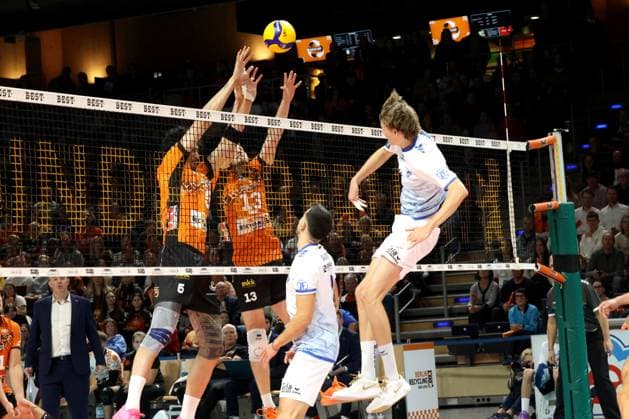 DEU, DVV, 1.VBL, BR Volleys vs. Friedrichshafen, 12.10.2024, Max-Schmeling-Halle, Berlin, DEU, DVV, 1.VBL, BR Volleys vs. Friedrichshafen, im Bild Neheimjah Mote (BR Volleys 5), Ruben Schott (BR Volleys 13), Severi Savonsalmi (Friedrichshafen 9), Markos Galiotos (Friedrichshafen 2) Foto: Juergen Engler nordphoto GmbH