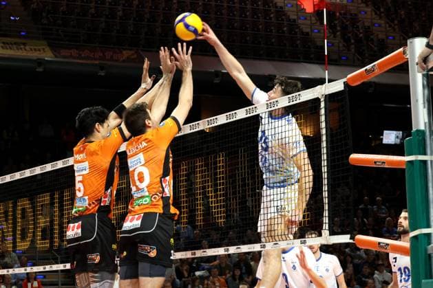 DEU, DVV, 1.VBL, BR Volleys vs. Friedrichshafen, 12.10.2024, Max-Schmeling-Halle, Berlin, DEU, DVV, 1.VBL, BR Volleys vs. Friedrichshafen, im Bild Neheimjah Mote (BR Volleys 5), Daniel Malescha (BR Volleys 10), Jackson Young (Friedrichshafen 15) Foto: Juergen Engler nordphoto GmbH