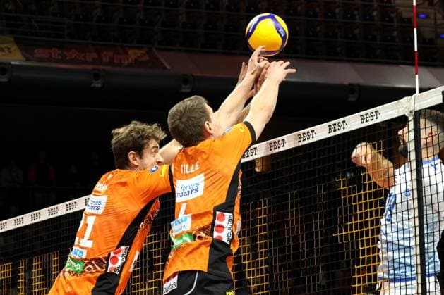 DEU, DVV, 1.VBL, BR Volleys vs. Friedrichshafen, 12.10.2024, Max-Schmeling-Halle, Berlin, DEU, DVV, 1.VBL, BR Volleys vs. Friedrichshafen, im Bild Tobias Krick (BR Volleys 21), Johannes Tille (BR Volleys 6), Ivan Zeljkovic (Friedrichshafen 19) Foto: Juergen Engler nordphoto GmbH