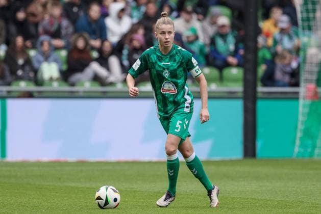 v.li.: Michelle Ulbrich (SV Werder Bremen, 5) am Ball, Freisteller, Einzelbild, Ganzkörper, Aktion, Action, Spielszene, DIE DFB-RICHTLINIEN UNTERSAGEN JEGLICHE NUTZUNG VON FOTOS ALS SEQUENZBILDER UND ODER VIDEOÄHNLICHE FOTOSTRECKEN. DFB REGULATIONS PROHIBIT ANY USE OF PHOTOGRAPHS AS IMAGE SEQUENCES AND OR QUASI-VIDEO., 12.10.2024, Bremen (Deutschland), Fussball, Google Pixel Frauen-Bundesliga, SV Werder Bremen - Bayer 04 Leverkusen