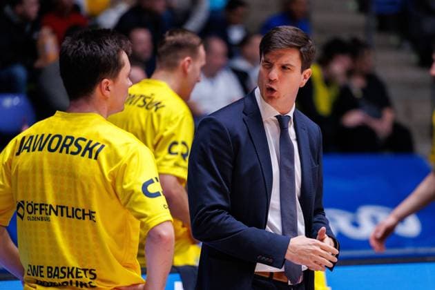 BBL-Pokal, Fraport Skyliners - EWE Baskets Oldenburg, Frankfurt, 12.10.2024 Justin Jaworski (EWE Baskets Oldenburg 11) mit Pedro Calles (EWE Baskets Oldenburg, Head Coach) i Gespräch; Achtelfinale des BBL-Pokal zwischen Fraport Skyliners und EWE Baskets Oldenburg in Frankfurt am 12.10.2024 Copyright: xBEAUTIFULxSPORTS Hahnex
