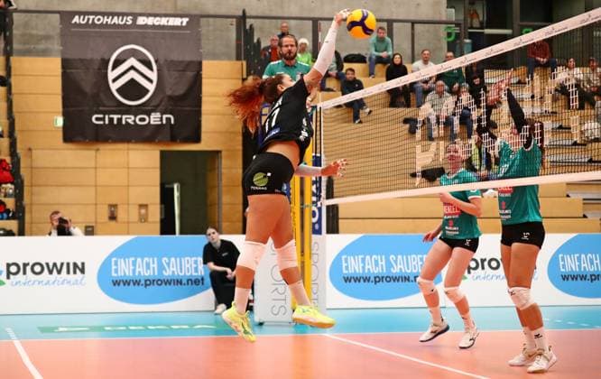 12.10.2024, xmohx, Frauen Volleyball 2. Bundesliga Frauen Süd, ProWin Volleys TV Holz - Neuseeland Volleys Markkleeberg emspor, v.l. Nadin Murad (Holz), Rebecca Zilz und Nina Schindler (Markk.) (DFL DFB REGULATIONS PROHIBIT ANY USE OF PHOTOGRAPHS as IMAGE SEQUENCES and or QUASI-VIDEO) Saarbrücken