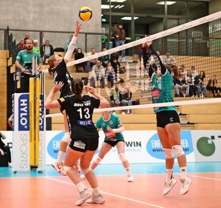 12.10.2024, xmohx, Frauen Volleyball 2. Bundesliga Frauen Süd, ProWin Volleys TV Holz - Neuseeland Volleys Markkleeberg emspor, v.l. Alica Turmovich und Mucaela Stevens (Holz), Aline Vollmann (Markk.) (DFL DFB REGULATIONS PROHIBIT ANY USE OF PHOTOGRAPHS as IMAGE SEQUENCES and or QUASI-VIDEO) Saarbrücken