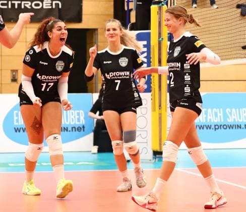 12.10.2024, xmohx, Frauen Volleyball 2. Bundesliga Frauen Süd, ProWin Volleys TV Holz - Neuseeland Volleys Markkleeberg emspor, v.l. Nadin Murad, Alica Turmovich und Kathi von Öttinger (Holz) bejubeln einen Punkt (DFL DFB REGULATIONS PROHIBIT ANY USE OF PHOTOGRAPHS as IMAGE SEQUENCES and or QUASI-VIDEO) Saarbrücken