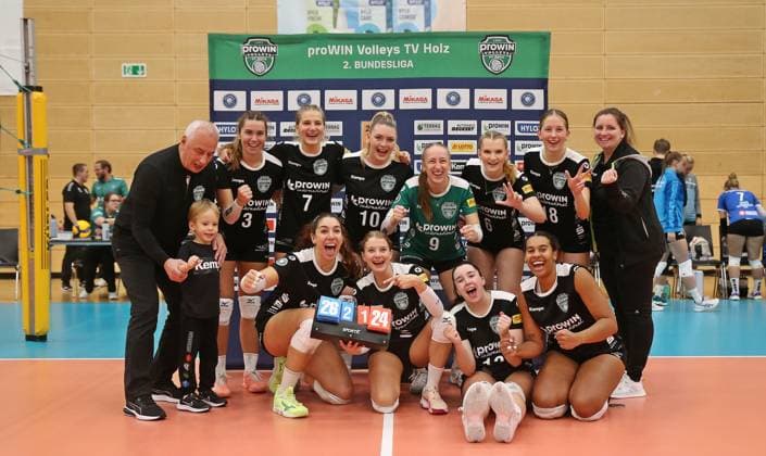 12.10.2024, xmohx, Frauen Volleyball 2. Bundesliga Frauen Süd, ProWin Volleys TV Holz - Neuseeland Volleys Markkleeberg emspor, v.l. Siegerfoto Holz (DFL DFB REGULATIONS PROHIBIT ANY USE OF PHOTOGRAPHS as IMAGE SEQUENCES and or QUASI-VIDEO) Saarbrücken