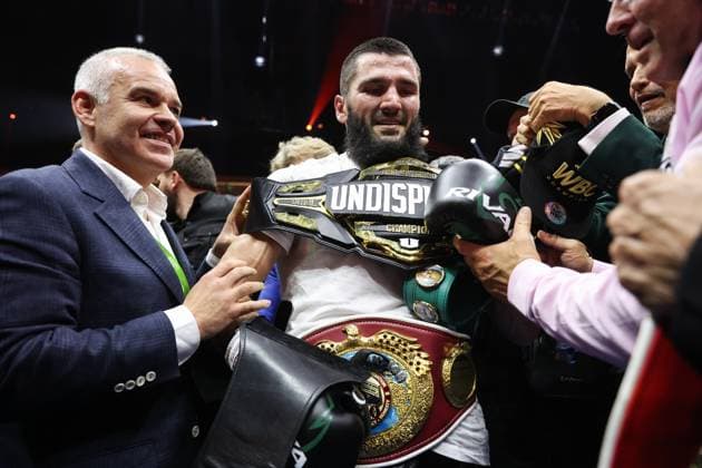 Bilder des Jahres 2024, Sport 10 Oktober Sport Bilder des Tages SAUDI ARABIA, RIYADH - OCTOBER 13, 2024: Unified champion Artur Beterbiev (R) poses with World Boxing Association President Gilberto Jesus Mendoza after winning his undisputed light heavyweight championship bout against WBA champion Dmitry Bivol as part of Riyadh Season 2024 at the Kingdom Arena. Beterbiev currently holds the WBC, IBF and WBO titles. Valery Sharifulin TASS  74954846