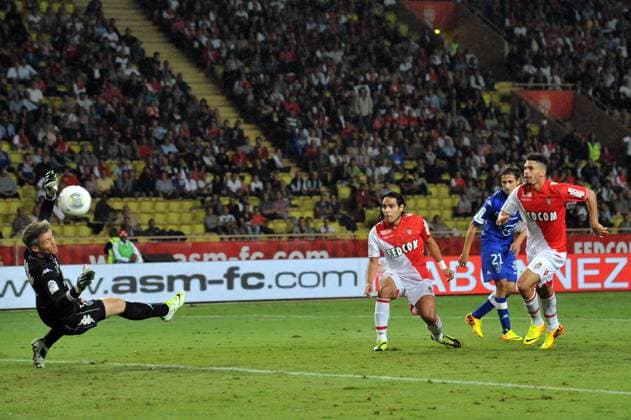Soccer 2013: AS Monaco v S.C. Bastia SEP 25 Sept. 25, 2013 - Monte Carlo, United Kingdom - Radamel Falcao (AS Monaco) centre, scores a goal past Mickael Landreau (S.C. Bastia) - AS Monaco v S.C. Bastia - Ligue 1 Monte Carlo France EDITORIAL USE ONLY Copyright: xx ZUMA-20130925_zaf_si1_131.jpg Sportimage Nsjsportsx csmphoto878681