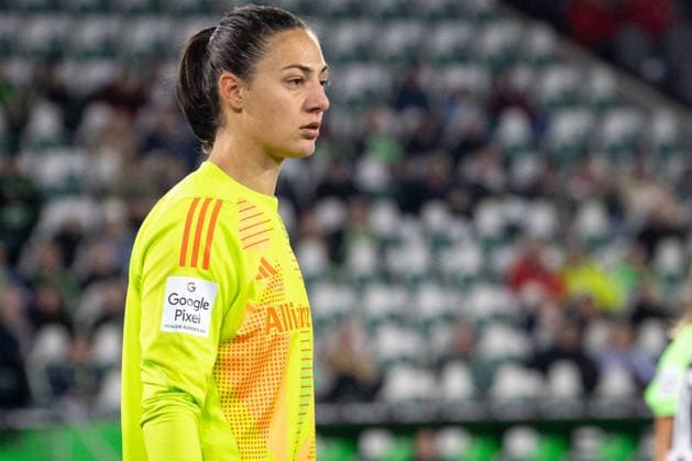 Wolfsburg v FC Bayern München, Frauen-Bundesliga, Wolfsburg, Germany Wolfsburg, Germany. 12th, October 2024. Goalkeeper Maria Luisa Grohs of Bayern München seen during the Frauen-Bundesliga match between Wolfsburg and FC Bayern München at the AOK Stadion in Wolfsburg. Germany, Wolfsburg  Copyright: xGonzalesxPhoto InakixEsnaolax