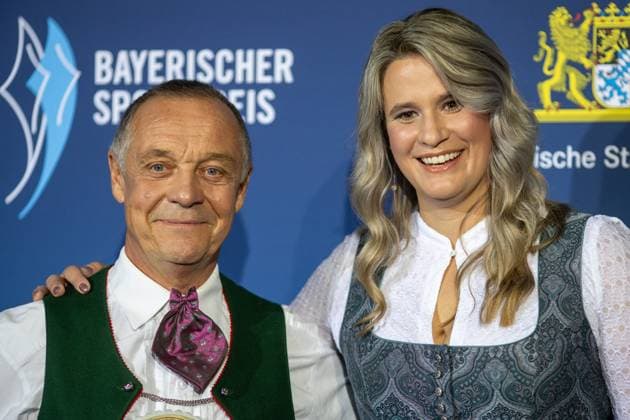 Norbert LOCH, ehemaliger Bundestrainer fuer Rennrodeln und Laudatorin Natalie GEISENBERGER, ehemalige Rennrodlerin, bei der Veranstaltung Bayerischer Sportpreis 2024 , 12.10.2024, in Muenchen, Deutschland, . Quelle Copyright Credit : Oryk HAIST