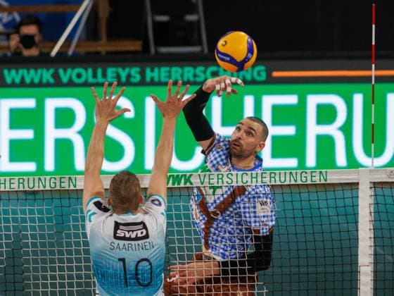 Angriff . . . Herrschings 3 Victor RODRIGUEZ PEREZ. Volleyball Herrsching - Dueren. Volleyball Bundesliga, WWK Volleys Herrsching - SWD Power Volleys Düren 3:2, Hauptrunde, Saison 2024-2025, 12.10.2024, in Muenchen, Deutschland, . Quelle Copyright Credit : Oryk HAIST