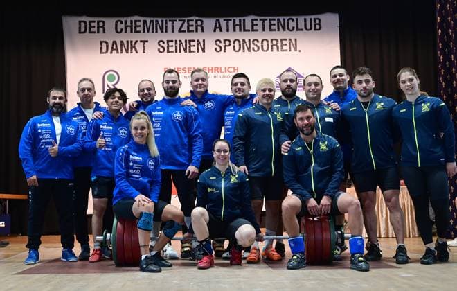 Auftakt 1.Bundesliga Gewichtheben Auftakt Saison 2024 25 der 1. Bundesliga der Gewichtheber.Den Heimkampf gegen SV Germania Obrigheim gewann Chemnitz mit 815 zu 722 Punkten Im Foto: nach dem Wettkampf der Chemnitzer Athlenclub (links) und die Heber von Obrigheim (rechts) Chemnitz Sachsen Deutschland