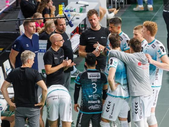Redebedarf . . . Duerens Trainer Christoph ACHTEN und Mannschaft. Volleyball Herrsching - Dueren. Volleyball Bundesliga, WWK Volleys Herrsching - SWD Power Volleys Düren 3:2, Hauptrunde, Saison 2024-2025, 12.10.2024, in Muenchen, Deutschland, . Quelle Copyright Credit : Oryk HAIST