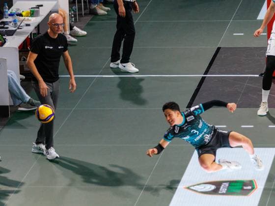 Vergeblicher Einsatz . . . Duerens Libero 3 NOSE. Volleyball Herrsching - Dueren. Volleyball Bundesliga, WWK Volleys Herrsching - SWD Power Volleys Düren 3:2, Hauptrunde, Saison 2024-2025, 12.10.2024, in Muenchen, Deutschland, . Quelle Copyright Credit : Oryk HAIST