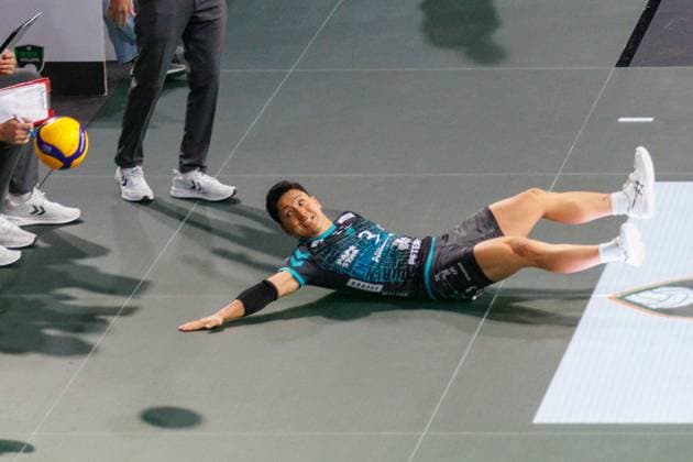 Vergeblicher Einsatz . . . Duerens Libero 3 NOSE. Volleyball Herrsching - Dueren. Volleyball Bundesliga, WWK Volleys Herrsching - SWD Power Volleys Düren 3:2, Hauptrunde, Saison 2024-2025, 12.10.2024, in Muenchen, Deutschland, . Quelle Copyright Credit : Oryk HAIST