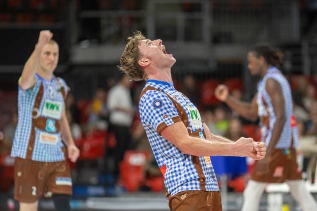 Freudenschrei . . . Herrschings 9 Eric BURGGRAEF (BURGGRÄF). Volleyball Herrsching - Dueren. Volleyball Bundesliga, WWK Volleys Herrsching - SWD Power Volleys Düren 3:2, Hauptrunde, Saison 2024-2025, 12.10.2024, in Muenchen, Deutschland, . Quelle Copyright Credit : Oryk HAIST