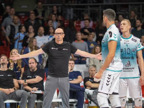 Fassungslos . . . Duerens Trainer Christoph ACHTEN. Volleyball Herrsching - Dueren. Volleyball Bundesliga, WWK Volleys Herrsching - SWD Power Volleys Düren 3:2, Hauptrunde, Saison 2024-2025, 12.10.2024, in Muenchen, Deutschland, . Quelle Copyright Credit : Oryk HAIST