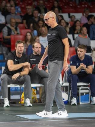 Enttaeuscht . . . Duerens Trainer Christoph ACHTEN. Volleyball Herrsching - Dueren. Volleyball Bundesliga, WWK Volleys Herrsching - SWD Power Volleys Düren 3:2, Hauptrunde, Saison 2024-2025, 12.10.2024, in Muenchen, Deutschland, . Quelle Copyright Credit : Oryk HAIST
